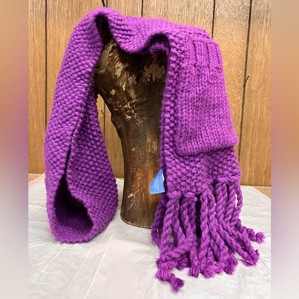 NWOT Simply Vera Vera Wang Purple Knit Scarf